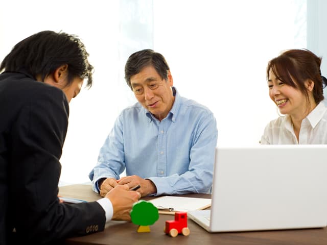 見積りの説明を聞いている人