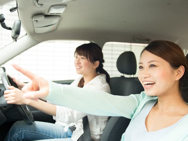 車で笑顔の男女