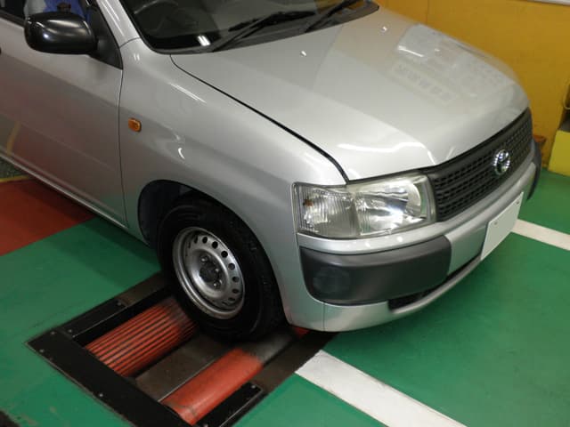 車の整備中の風景