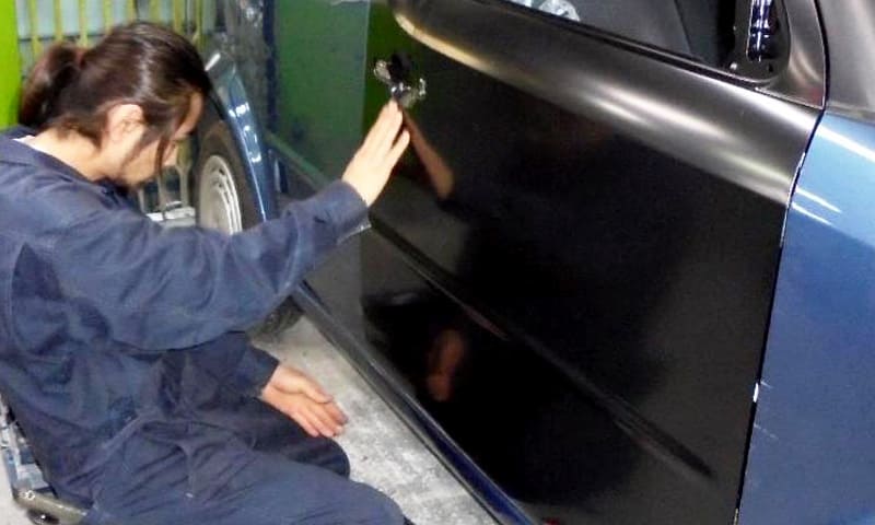 車の修理風景
