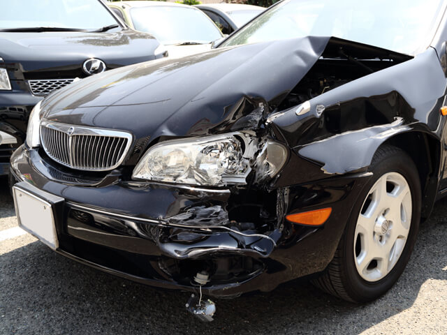 ヘッドライトが凹んでいる事故車